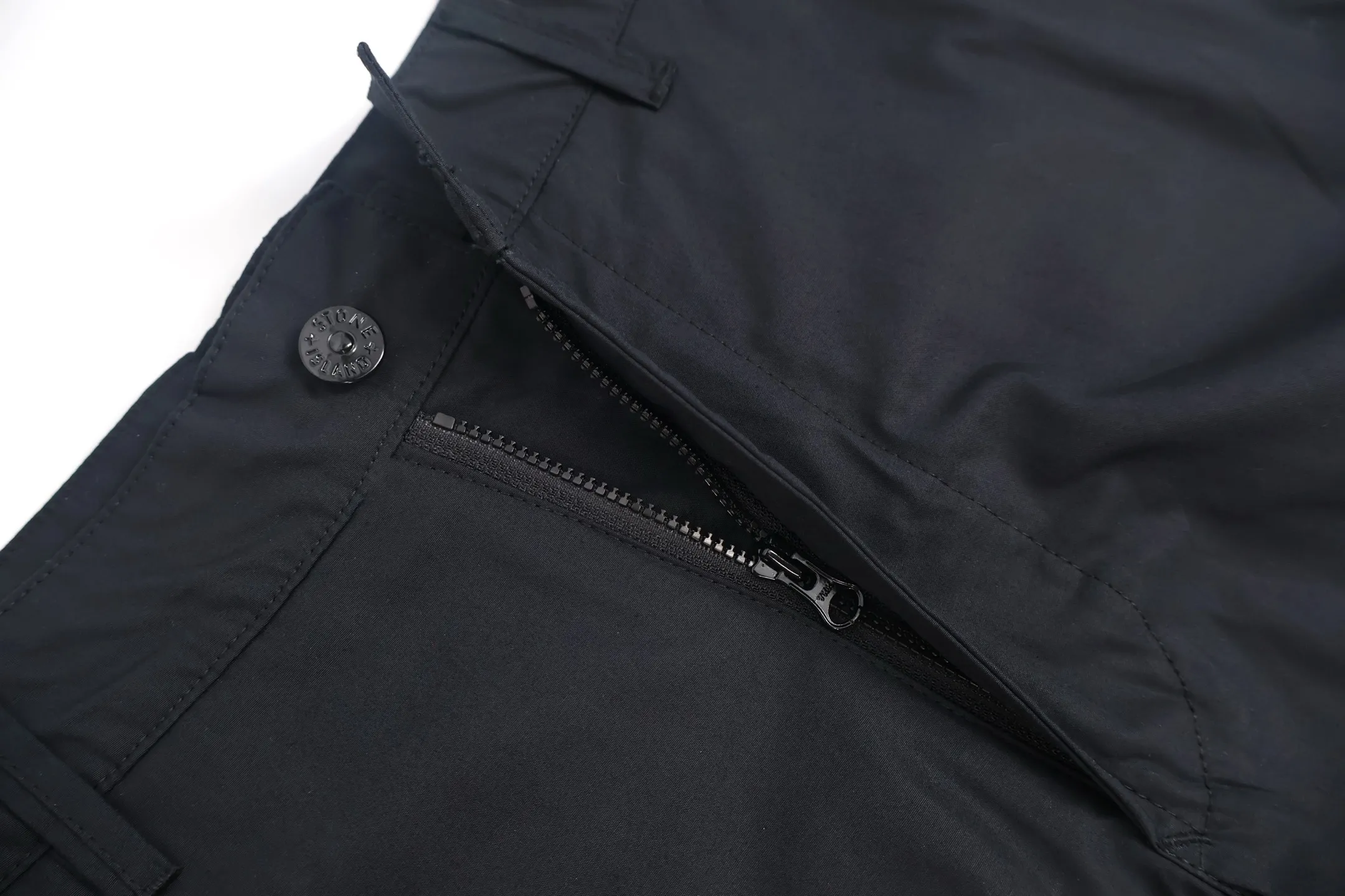🅿️520 [Exclusive supply] Stine Island Stones Island emblem overalls Customized cloud cotton Yixu moisture-permeable soft-skin satin Refreshing and breathable Comfortable and skin-friendly The black base is calm and atmospheric The side of the pants is emblazoned with the Stonesland emblem, using imported machine embroidery technology. Advanced computer control systems and sophisticated mechanical components are used to realize the Stonesland emblem embroidery operation with high precision and smooth and delicate lines. Accessories are customized with 1:1 Stonelsland snap buttons. Size:30-32-34-36